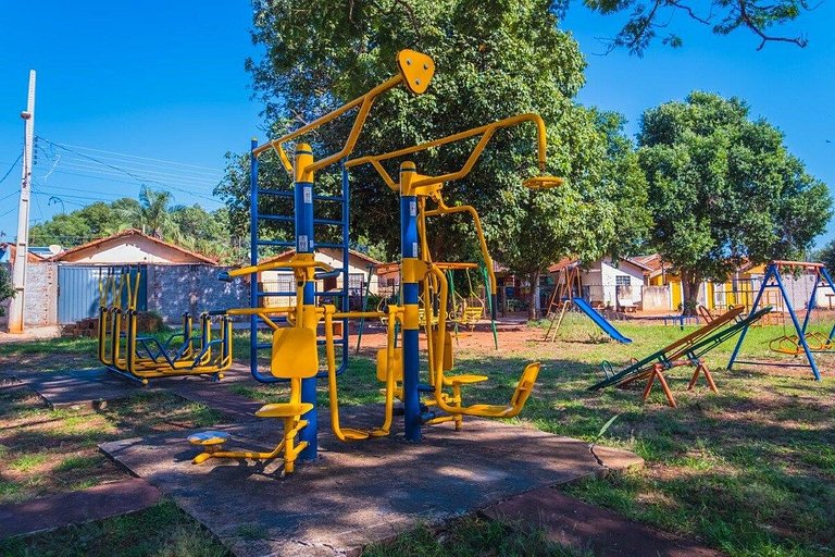 Completa , academia e parque ao ar livre , com ar