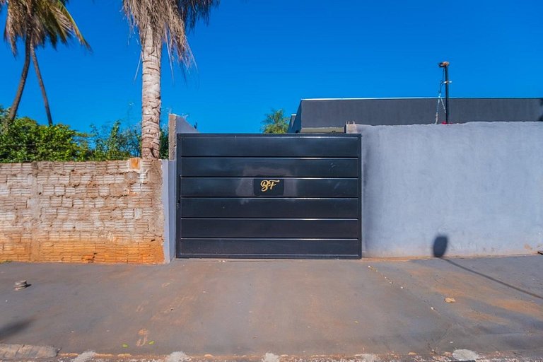 Casa com 2 suítes, cozinha completa , área de lazer, piscina