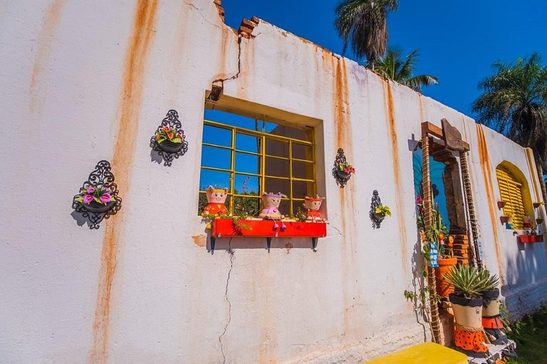 Casa com 2 suítes, cozinha completa , área de lazer, piscina