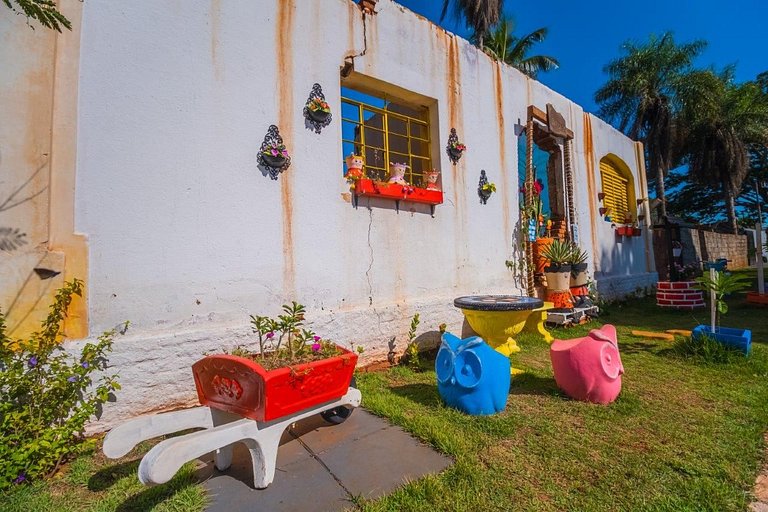 Casa com 2 suítes, cozinha completa , área de lazer, piscina