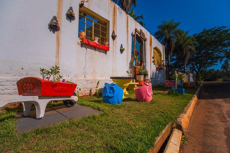 Casa com 2 suítes, cozinha completa , área de lazer, piscina