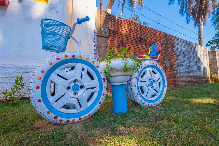 Casa com 2 suítes, cozinha completa , área de lazer, piscina