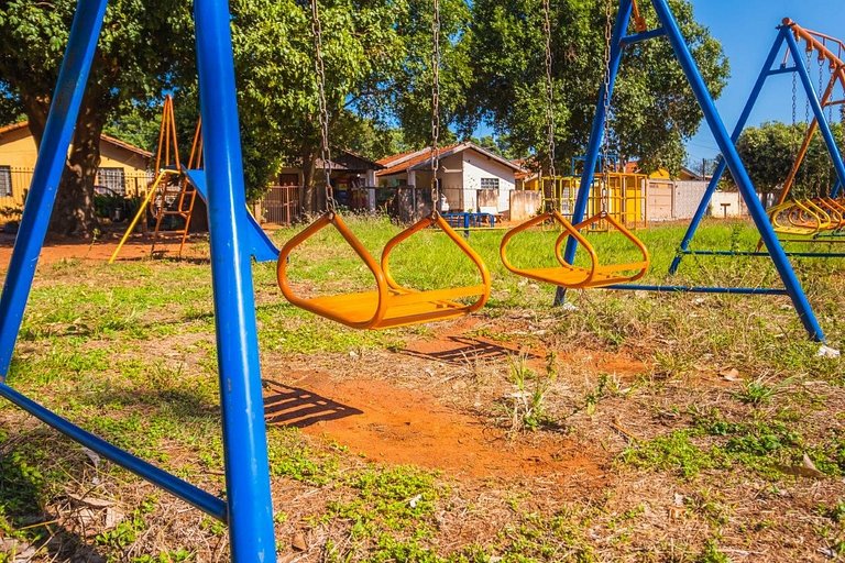 Casa com 2 suítes, cozinha completa , área de lazer, piscina