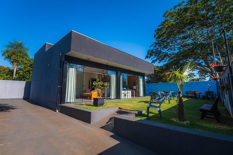 Casa com 2 suítes, cozinha completa , área de lazer, piscina